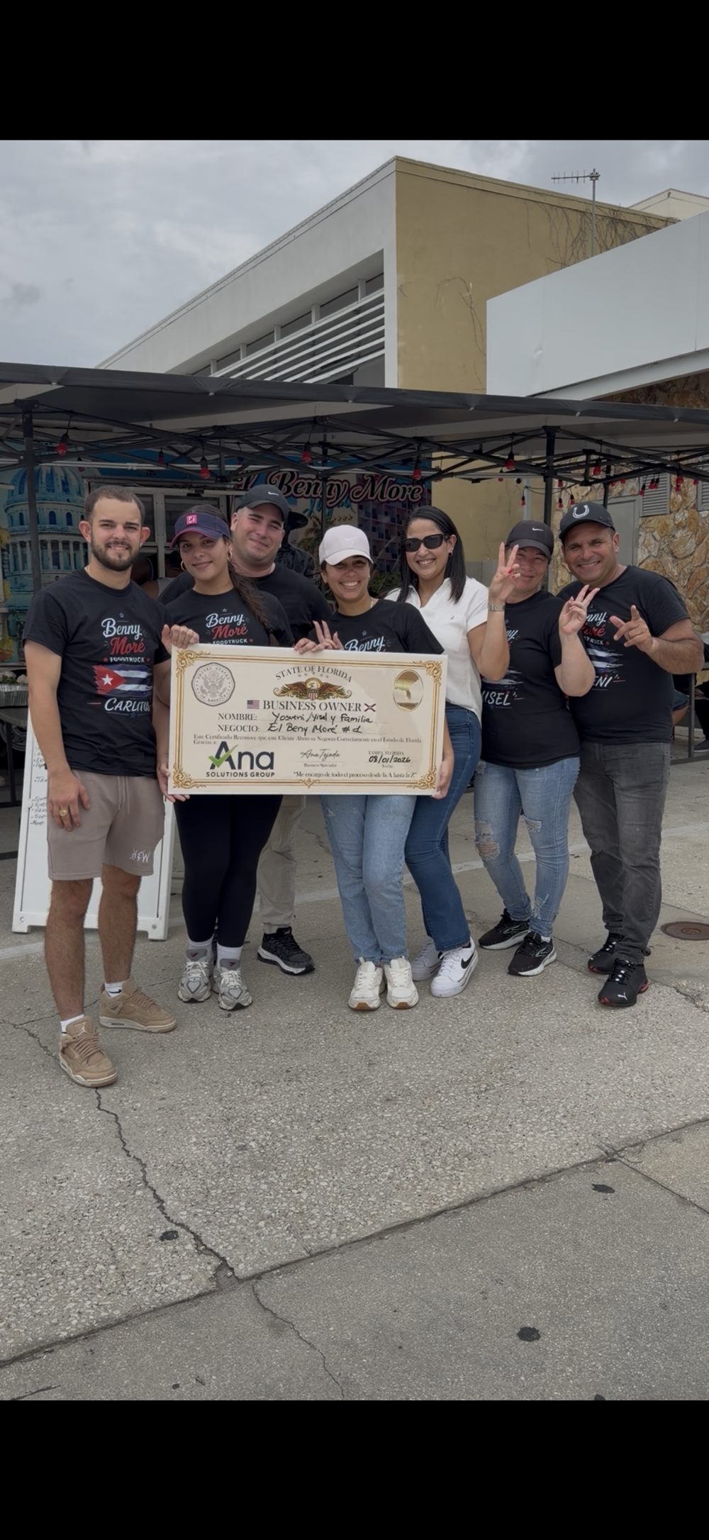 La familia de El Benny Moré frente a su food truck de comida cubana