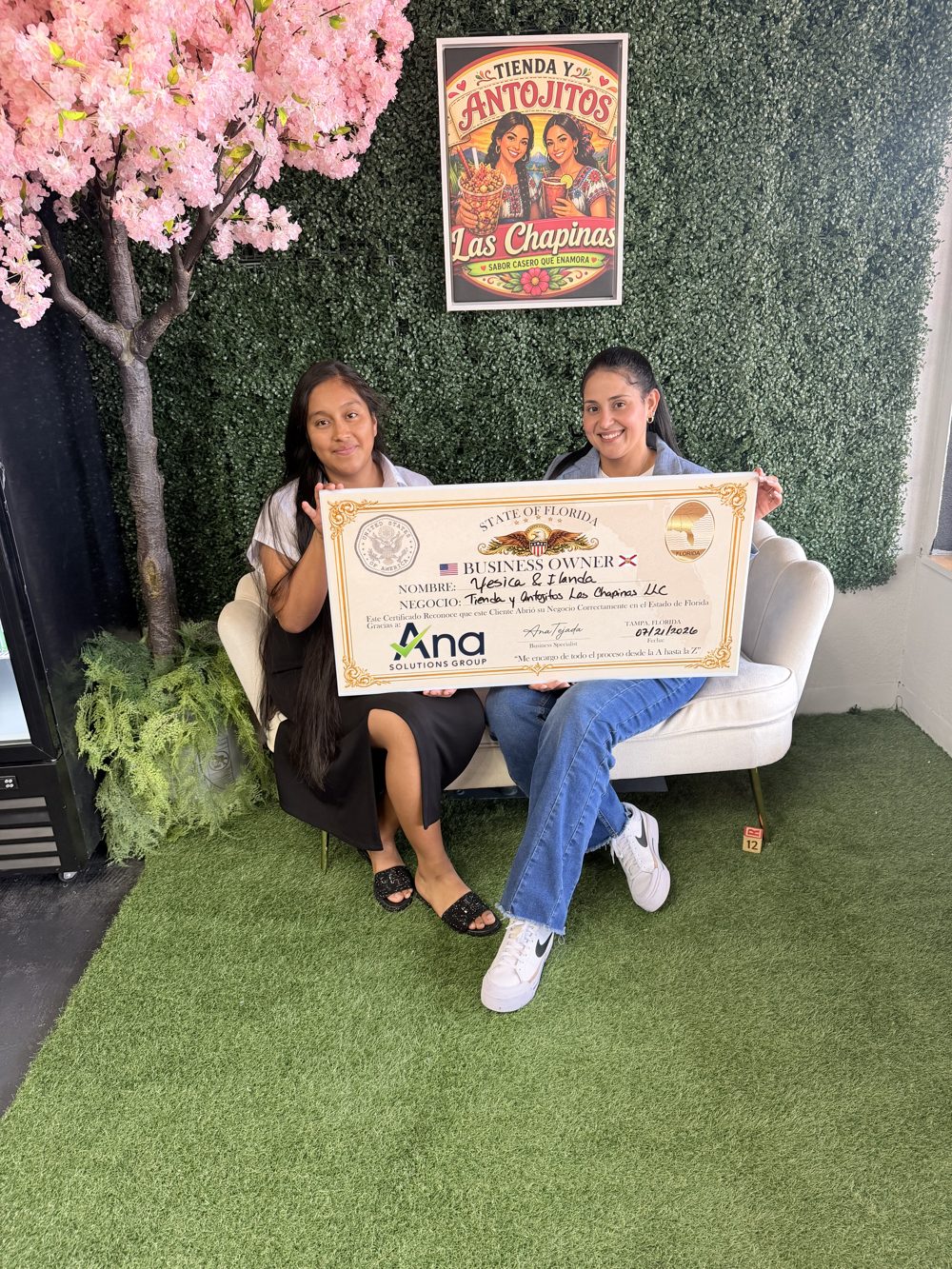 Yesica e Ilanda en su tienda Las Chapinas de antojitos guatemaltecos