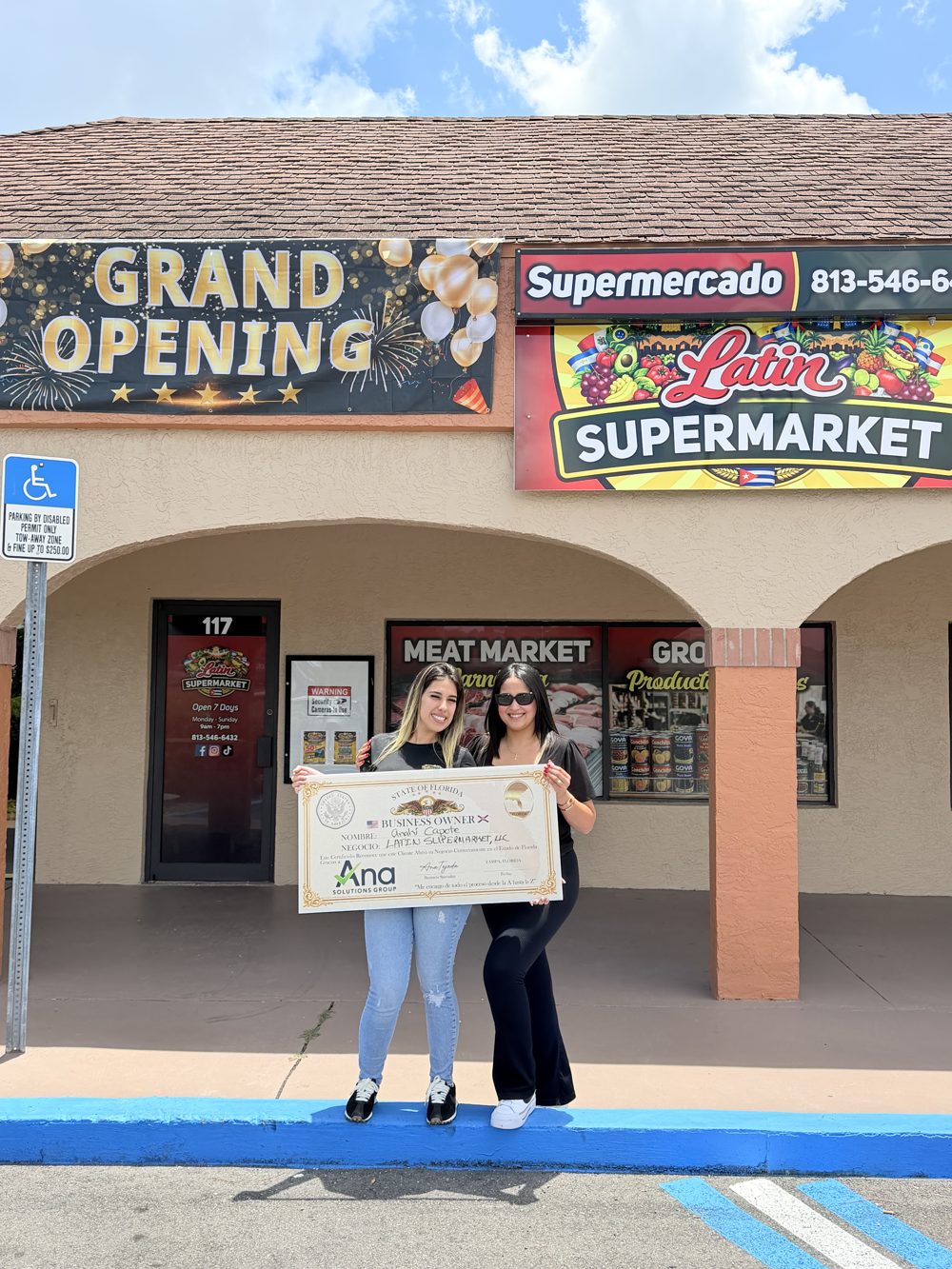Anahí, dueña de Latin Supermarket, en el Grand Opening de su tienda en Tampa