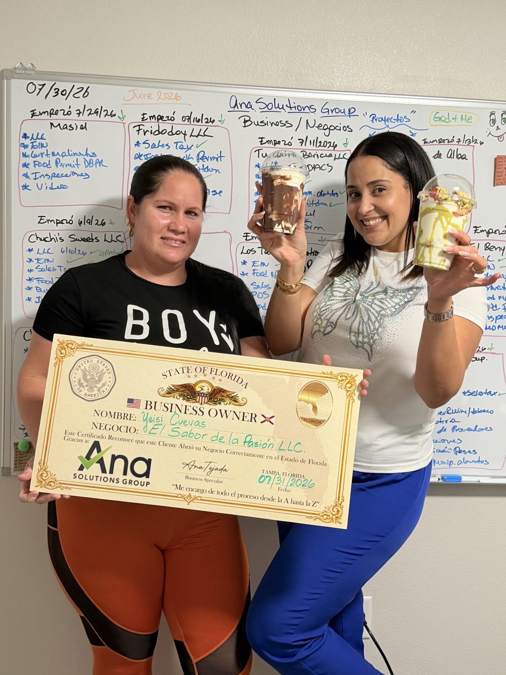 Yeisi con su certificado de El Sabor de la Pasión, negocio de postres y batidos