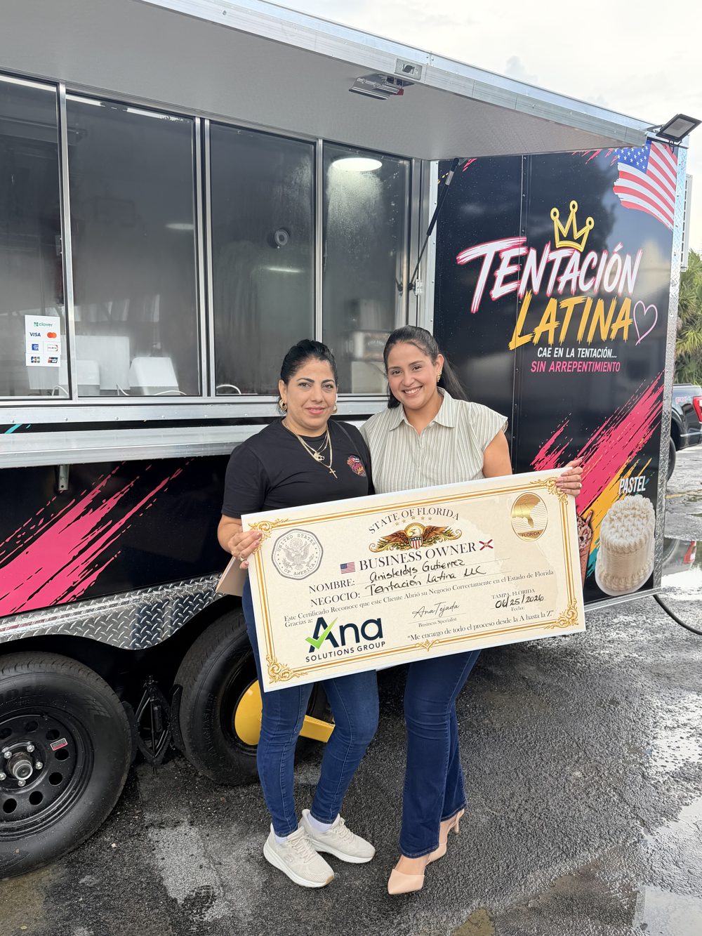Anisleidys frente a su food truck de postres Tentación Latina