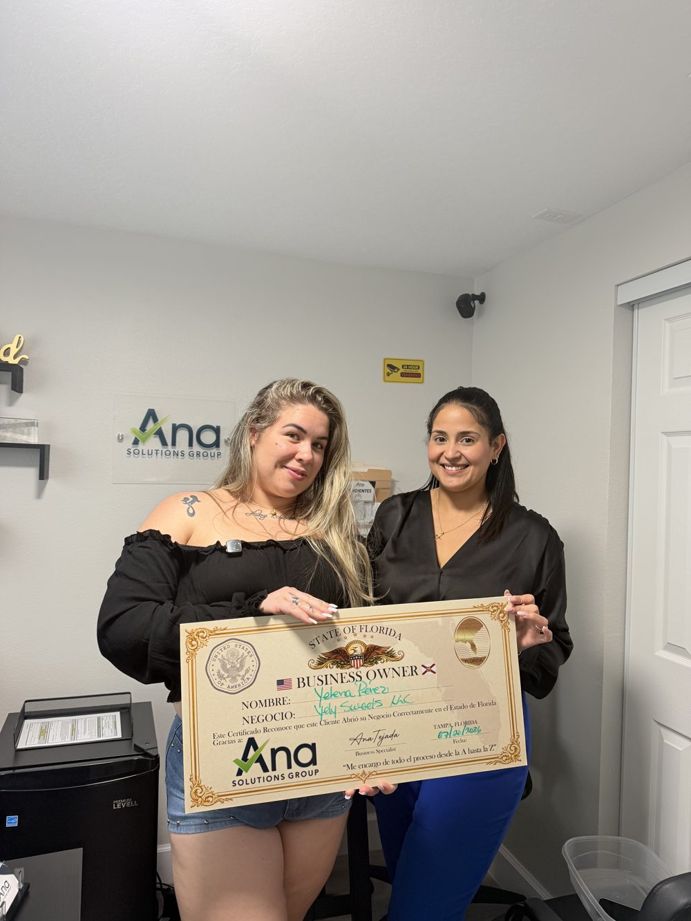 Yelena recibiendo su certificado de apertura de Yely Sweets